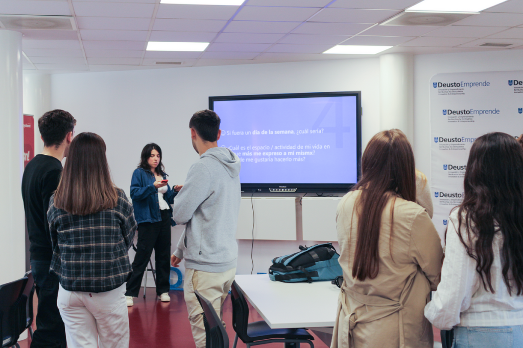 Estudiantes de comunicación en las diferentes actividades de la sesión 
