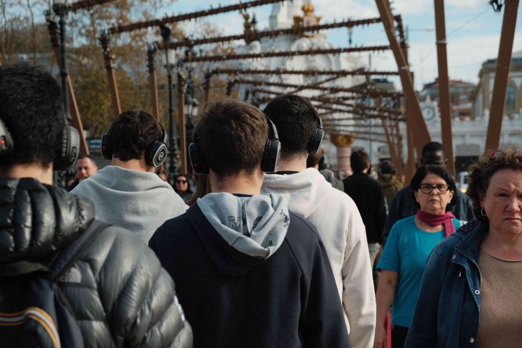 Proiektuan parte hartu zuten ikasle batzuk Donostian barrena ibili ziren, Palestinako soinu-mapa interaktiboa kasko batzuekin esperimentatzen zuten bitartean.